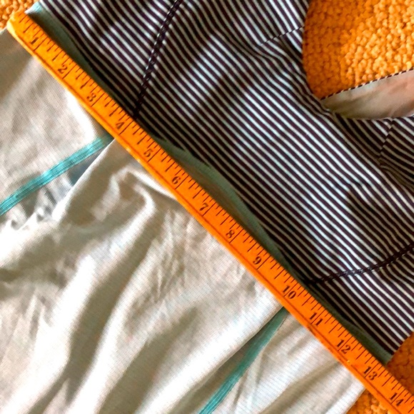 Lululemon Hustle & Bustle Yoga /Run Striped Blue Moon top Size 6 - Picture 13 of 16